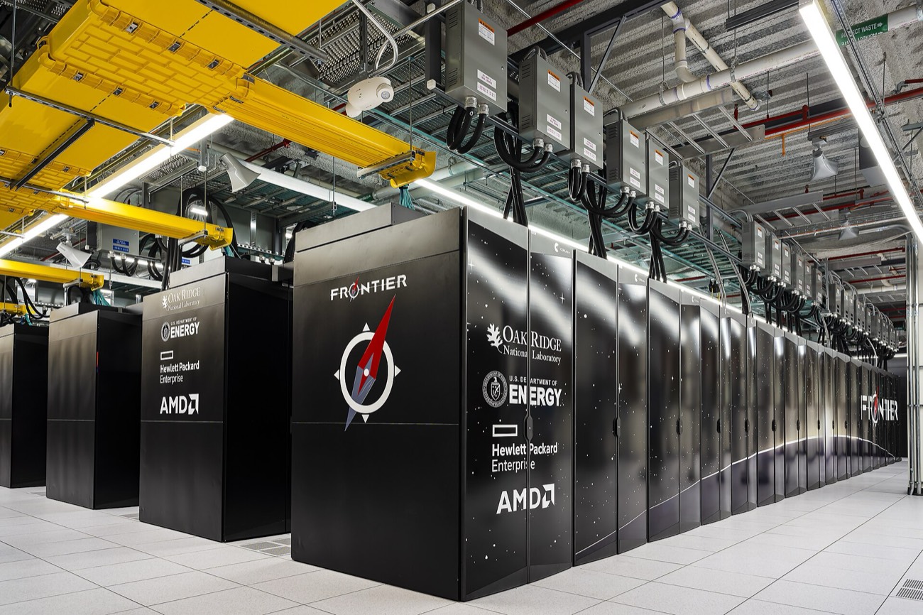 Liquid-cooled supercomputer hall